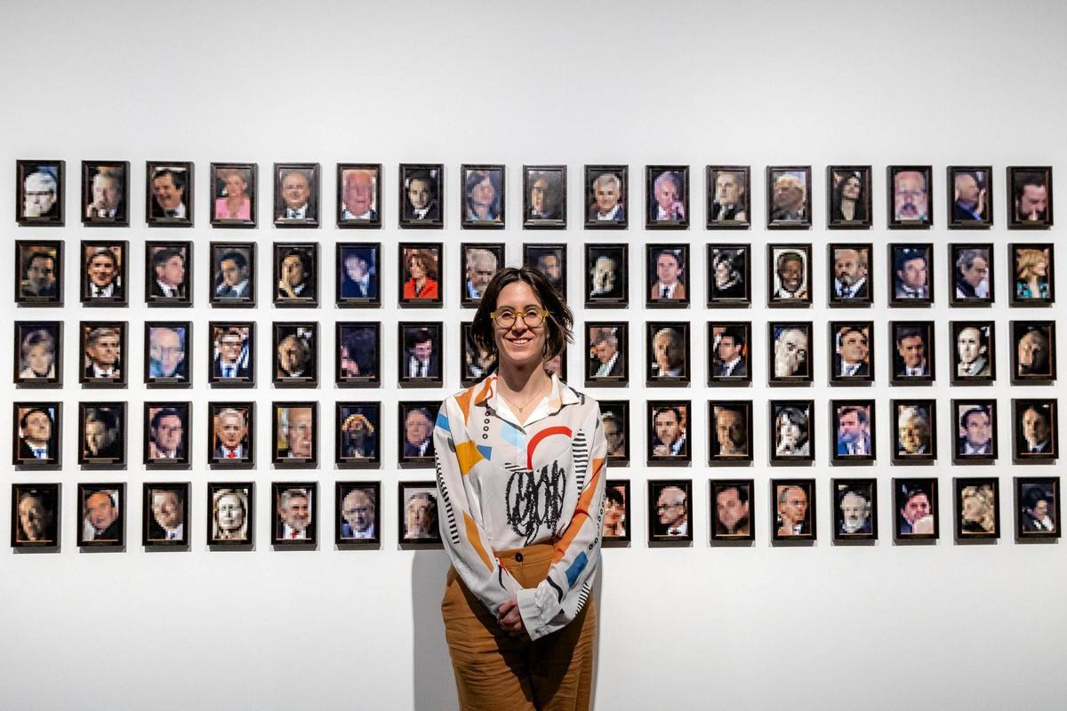La artista y fotógrafa Paula Artés, con los retratos pixelados
