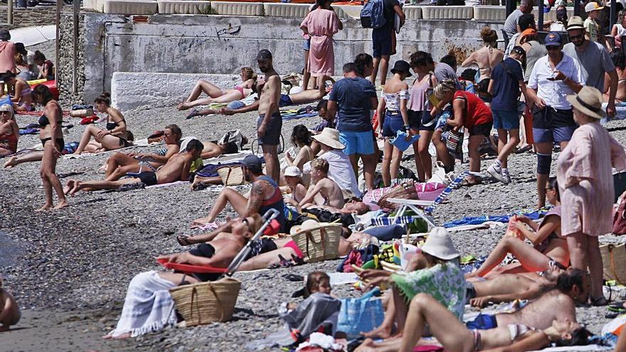 Banyistes a la platja de Cadaqués, l&#039;estiu passat.