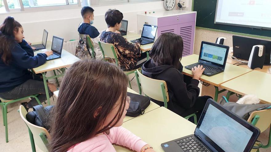 «Noto que mi hijo escribe peor»: así rechazaron las familias la digitalización intensiva en las aulas