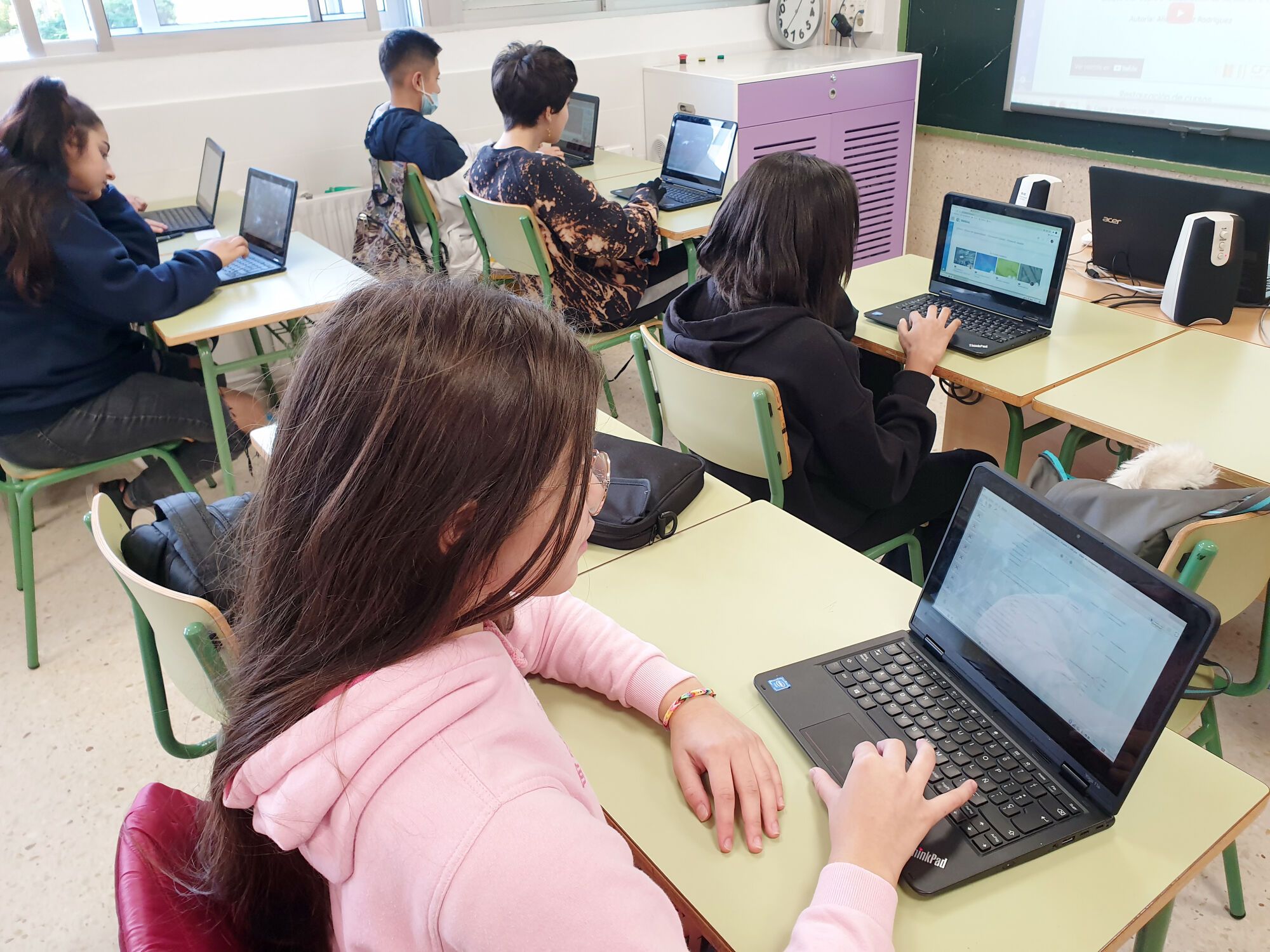 Alumnos de la ESO de un instituto de Vigo con los ordenadores en el aula.