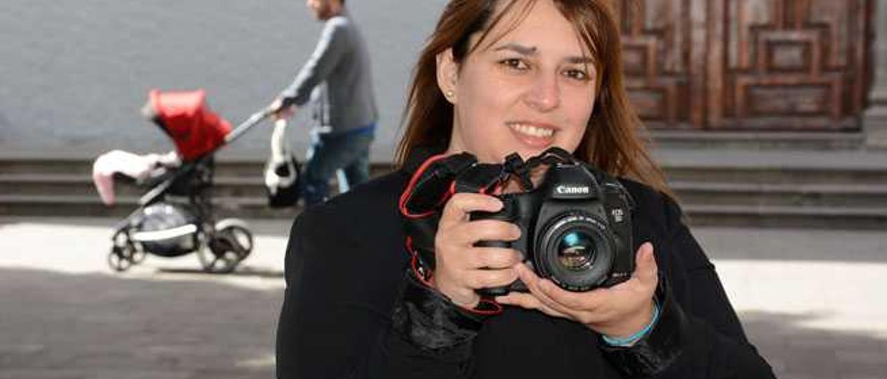 Idaira López, una de las creadoras de Visualízate 3.0, con una cámara en la plaza de San Gregorio.