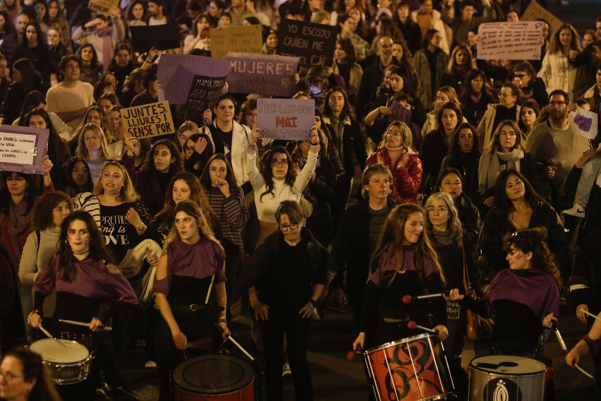 Miles de personas recorren Palma en la manifestación feminista del 8M