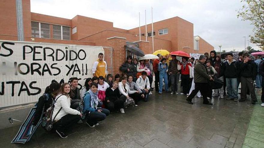 La concentración se realizó ayer por espacio de media hora en la entrada al instituto La Torreta de Elda