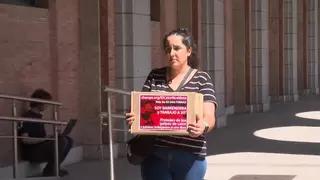 Elvira Gómez, la barrendera que lucha para para que se proteja del calor a los trabajadores al aire libre : "Es inaguantable"