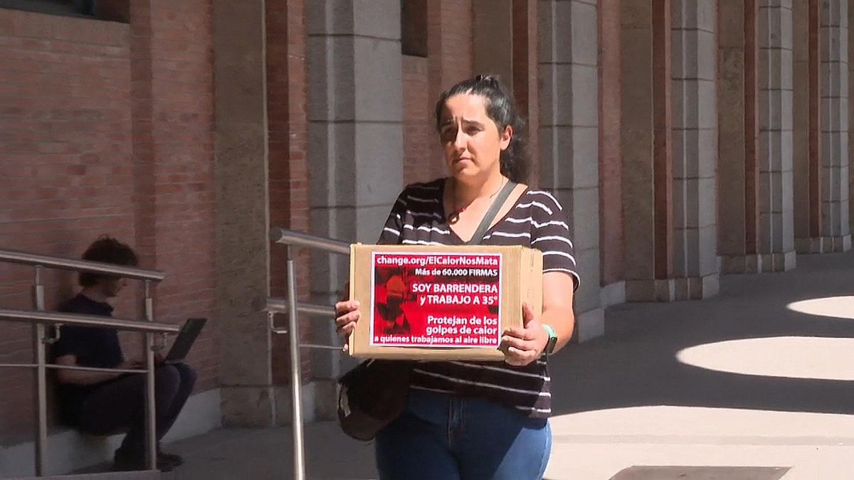 La trabajadora ha viajado desde Terrassa a Madrid para presentarle las firmas a Yolanda Díaz