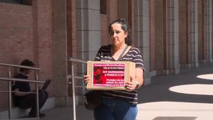 La trabajadora ha viajado desde Terrassa a Madrid para presentarle las firmas a Yolanda Díaz