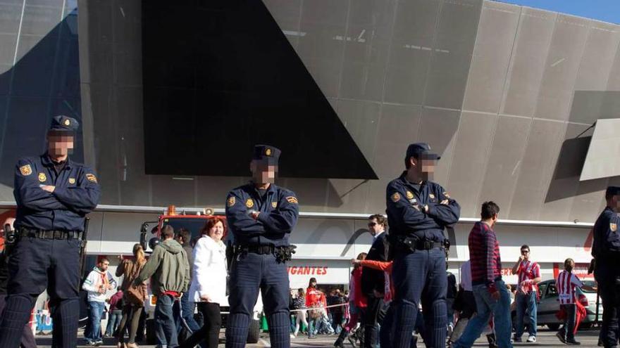 Agentes de la Policía Nacional, en El Molinón.