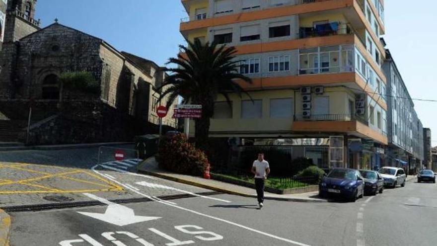 Cruce de la avenida Rosalía de Castro con la subida a la iglesia de Carril.  // Iñaki Abella