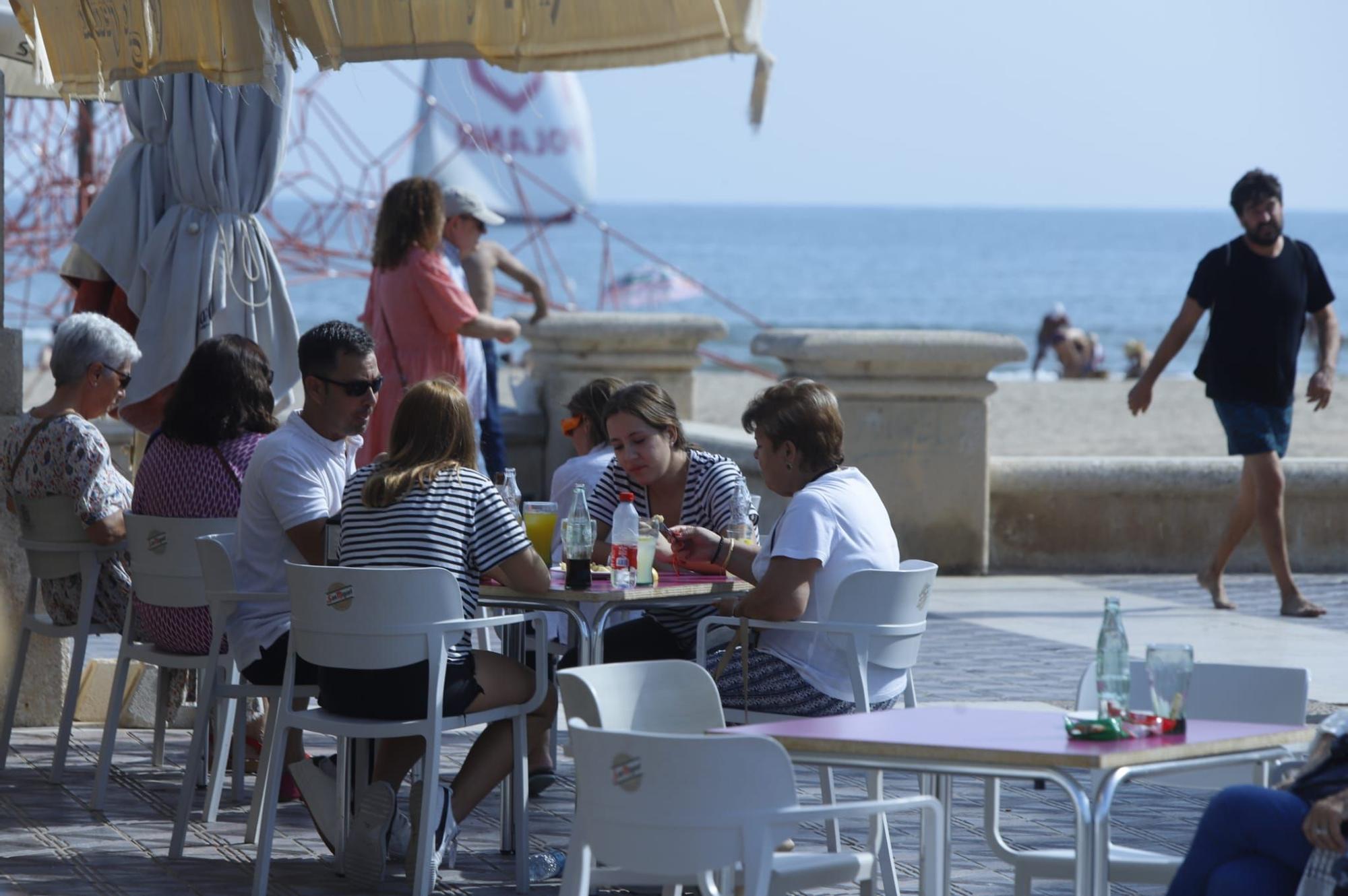 Llenazo en las playas de València este domingo, 15 de octubre