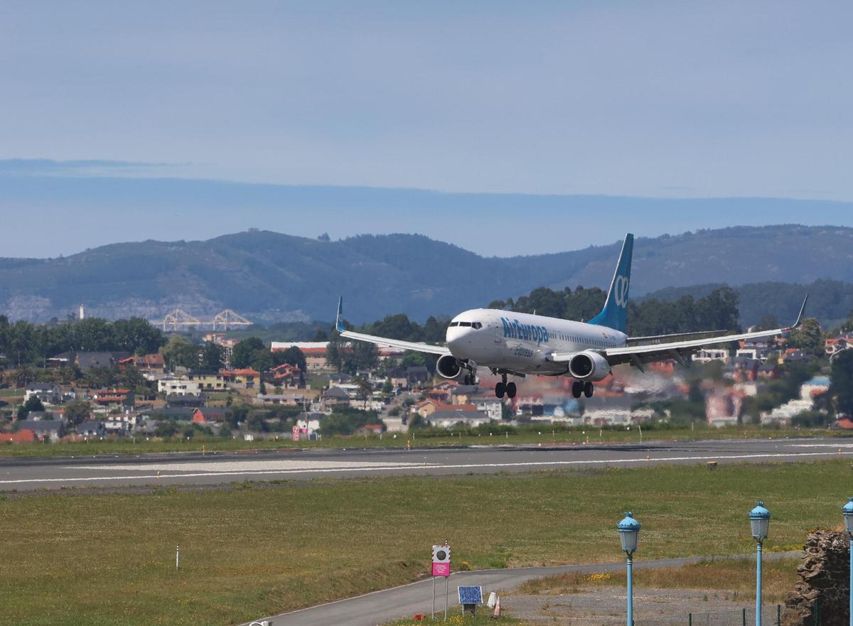Un avión de Air Europa aterriza en el aeropuerto de Alvedro.