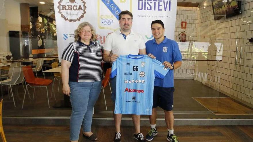 Toimil, junto a la presidenta, María Prelchi, y el entrenador Pablo Blanco, &quot;Paloto&quot;. // Alba Villar