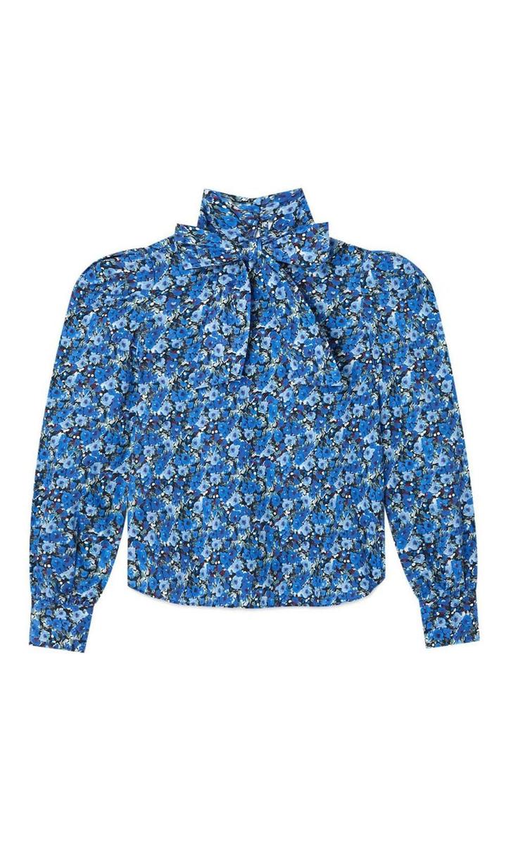 Camisa con el cuello subido y lazada de Stradivarius. (Precio: 25,99 euros)