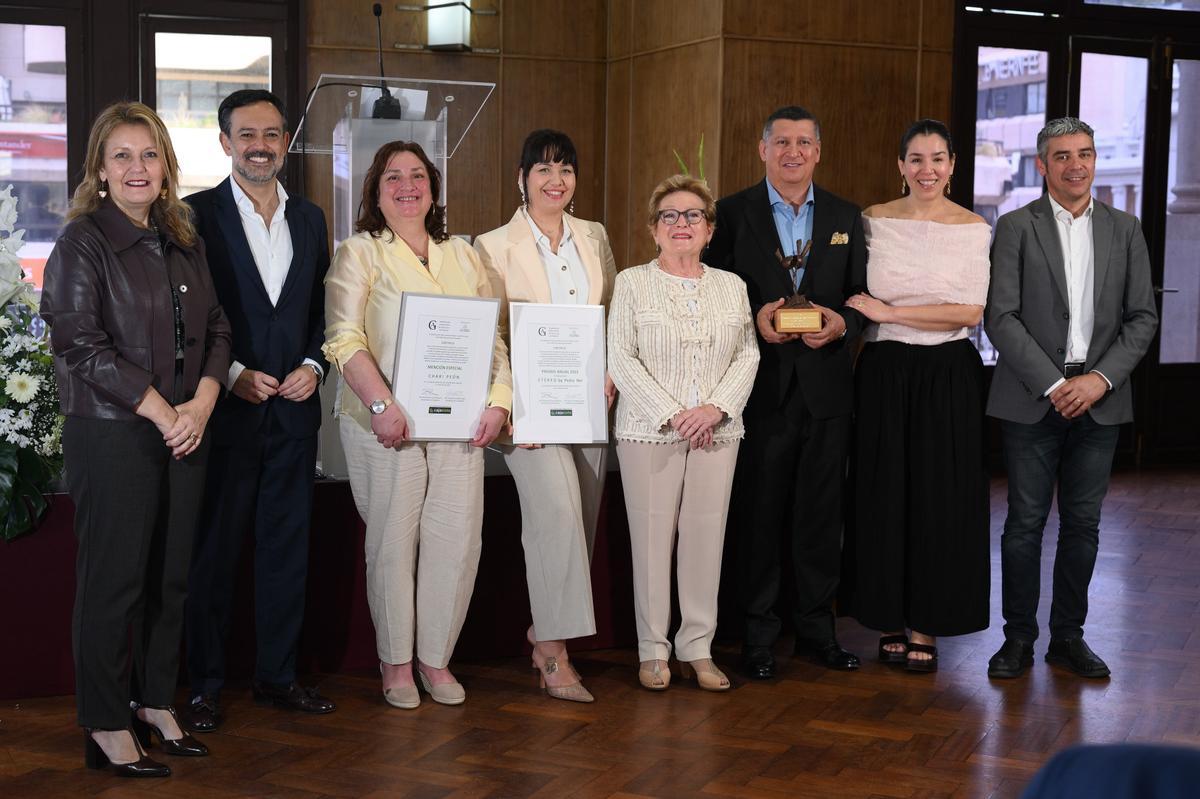 Los premiados, junto a la presidenta de la Academia, Lourdes Fernández, y las autoridades presentes.