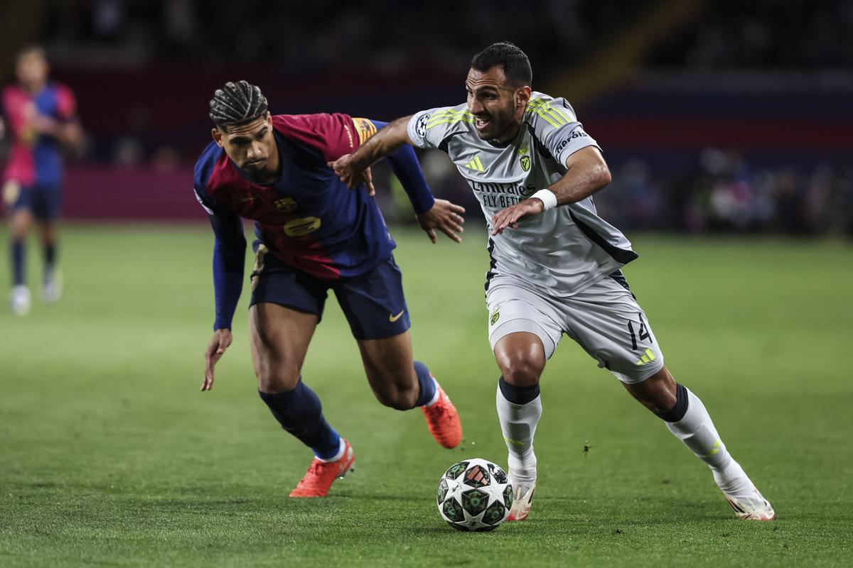 Evangelos Pavlidis of SL Benfica and Ronald Araujo of FC Barcelona in action during the UEFA Champions League 2024/25 Round of 16 second leg, match between FC Barcelona and SL Benfica at Estadi Olimpic Lluis Companys on March 11, 2025 in Barcelona, Spain. AFP7 11/03/2025 ONLY FOR USE IN SPAIN. Javier Borrego / AFP7 / Europa Press;2025;SPORT;ZSPORT;SOCCER;ZSOCCER;FC Barcelona v SL Benfica - UEFA Champions League 2024/25 Round of 16 second leg.;