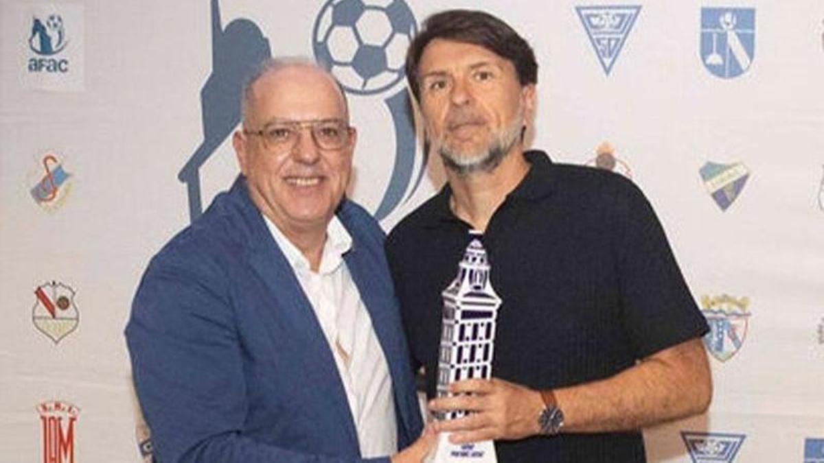 Juan Vázquez le entrega al Ismael Arilla el galardón de reconocimiento de la AFAC al Deportivo
