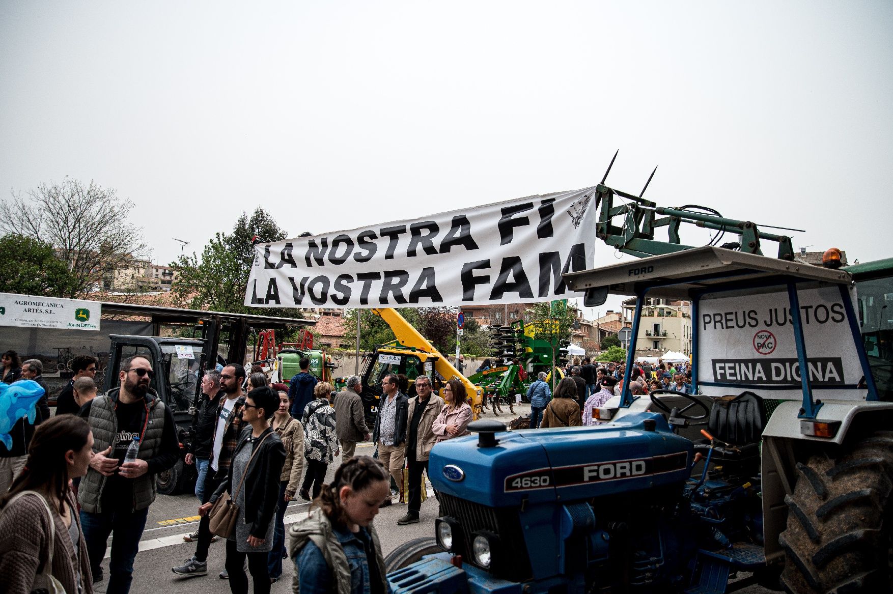 La 63e Fira d'Artés omple el poble de gent, cotxes i tractors