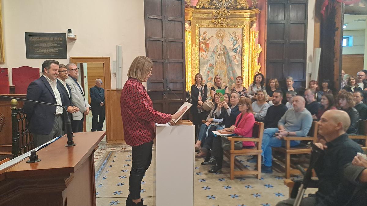 Un momento del acto en el salón de plenos de Elche