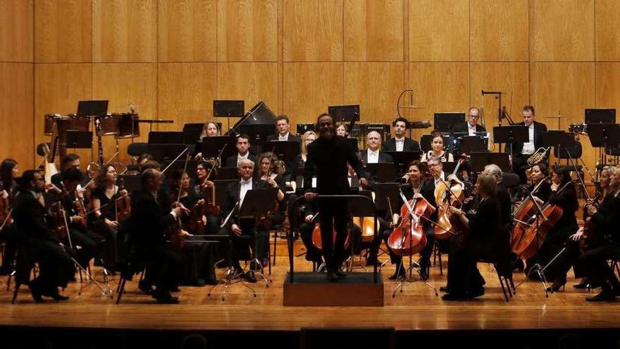 El maestro Ilan Volkov dirigó ayer en Vigo a la Sinfónica de Galicia. // Alba Villar