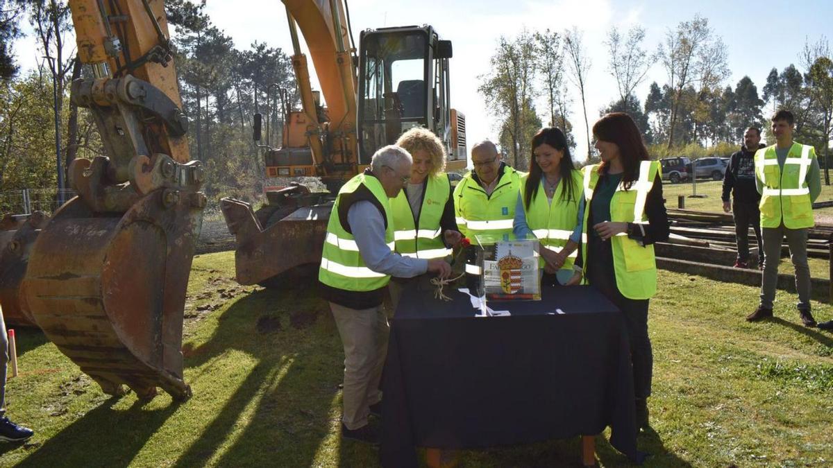La conselleira Allegue y la alcaldesa Arévalo pusieron ayer la primera piedra del proyecto.
