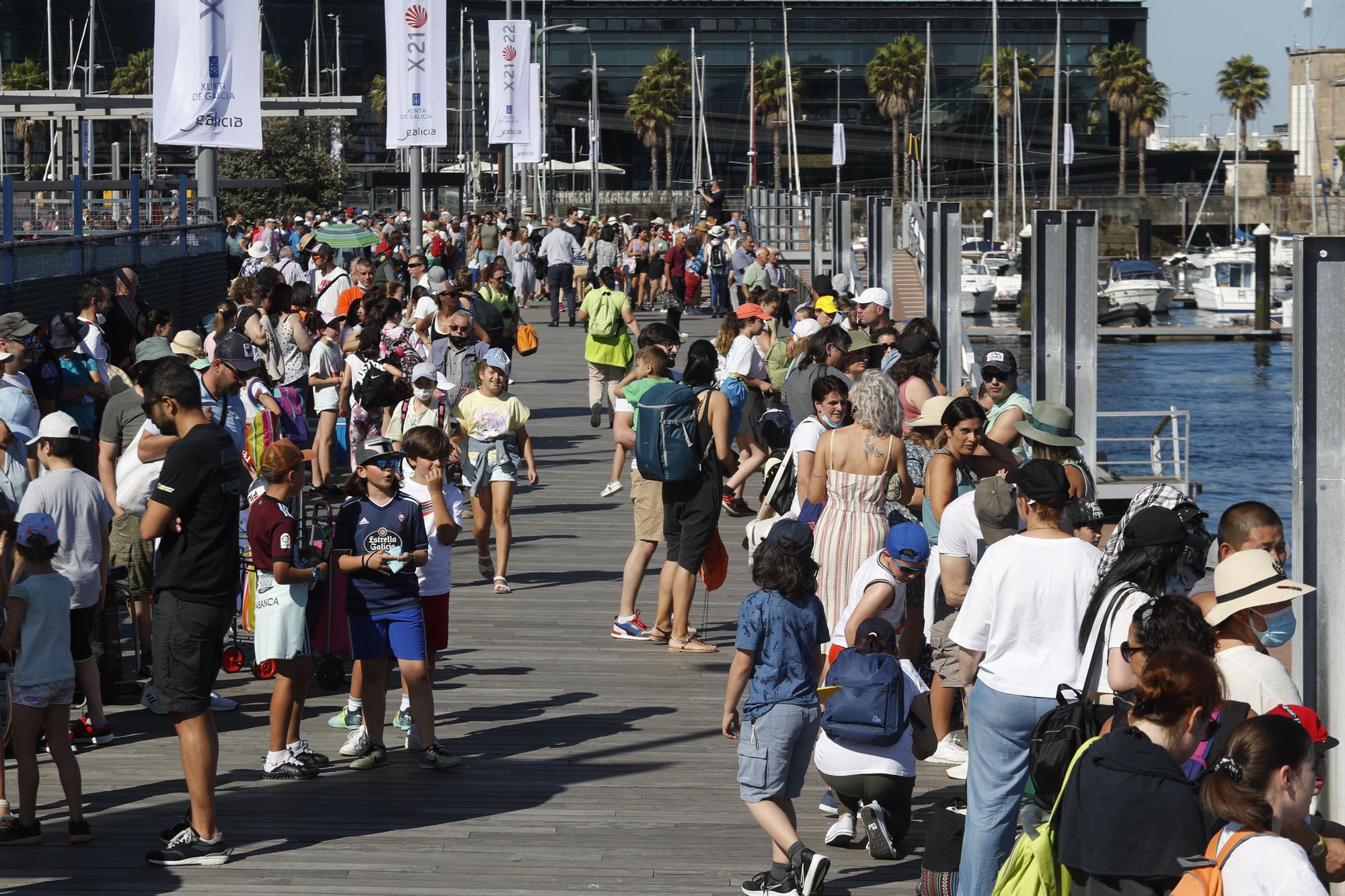 Plaga de sombrillas en Samil, con los termómetros superando los 35 grados