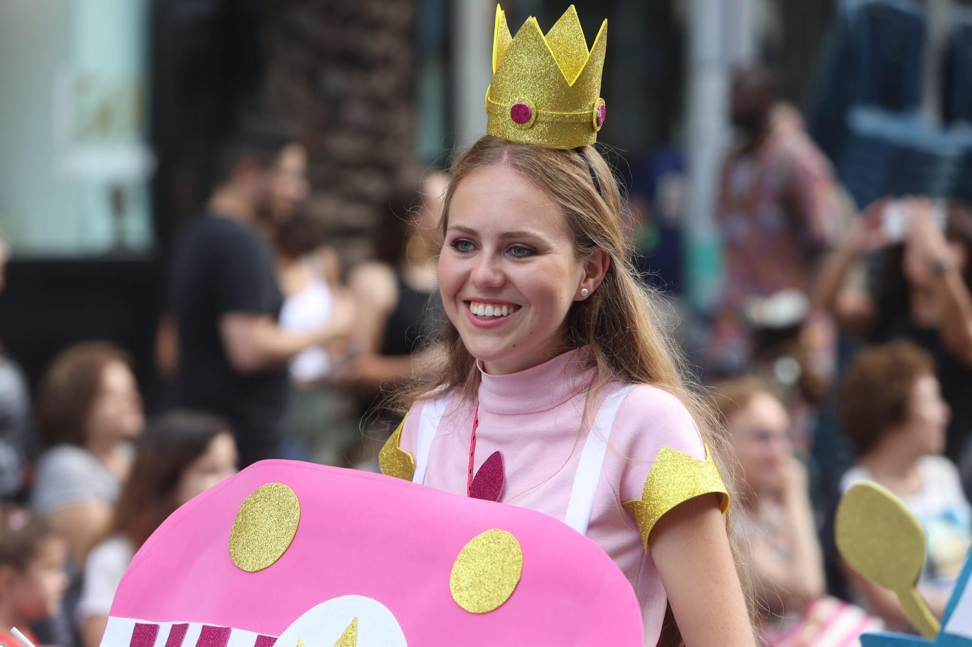 Las 89 hogueras y 20 barracas inundan las calles de Alicante con el tradicional desfile del Ninot