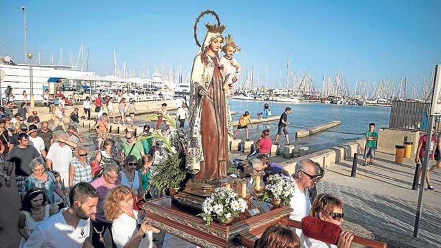 La procesión del Carme transcurría por el paseo Marítimo.