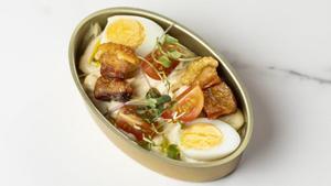 Huevos de codorniz, bacalao y torreznos con una untuosa crema de cítricos, en la Casa Fuster