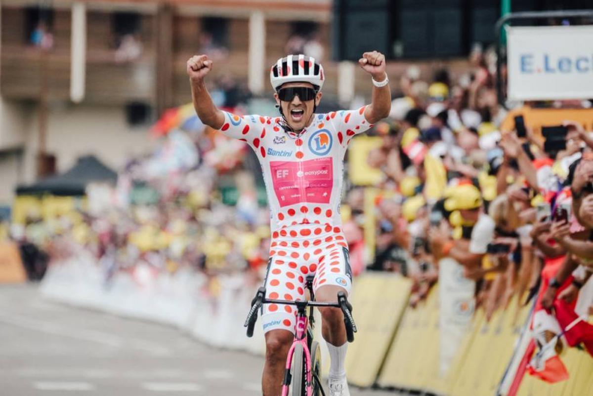 Carapaz celebra la victoria en Alpe d'Huez.