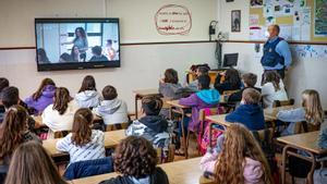 Alumnos de 1º de ESO del colegio Cor de Maria de Mataró participan en un taller contra el ’bullying’.