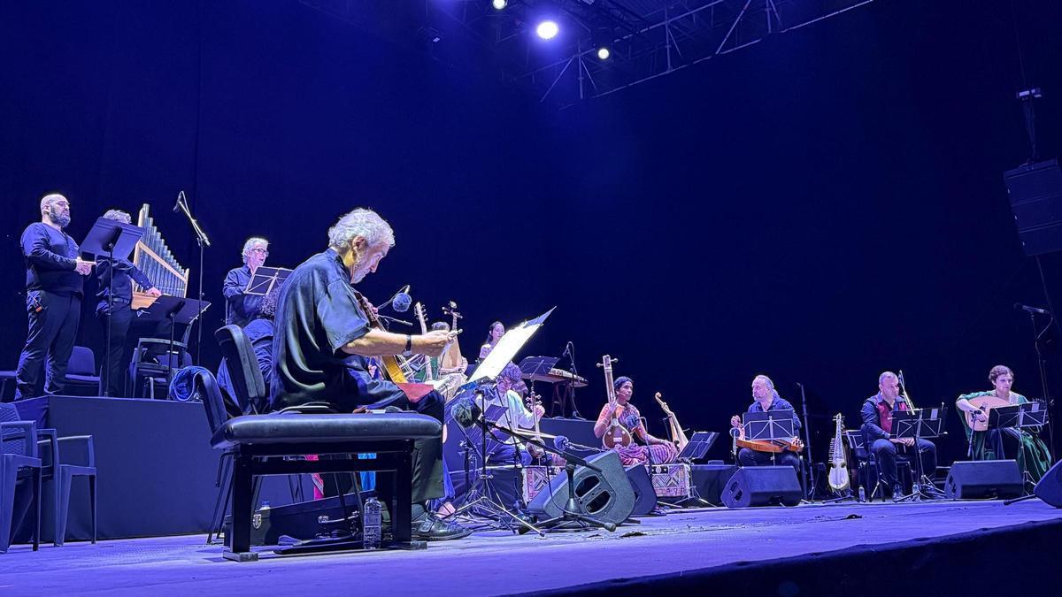 El concert de Jordi Savall en primer pla i la resta de la formació a Porta Ferrada.