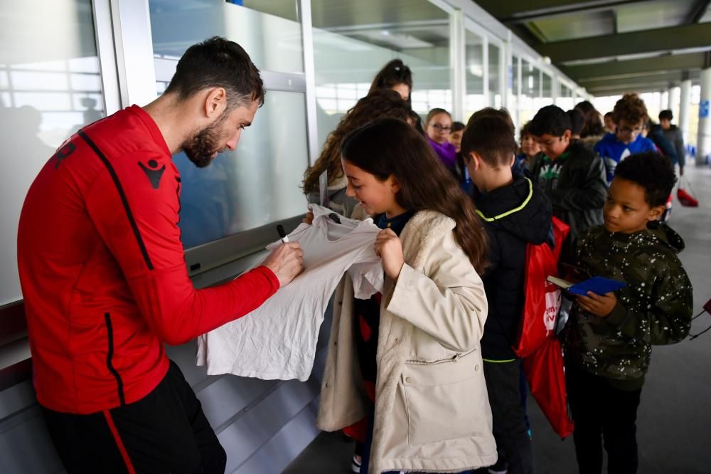 Alumnos del centro escolar visitan el estadio de Riazor y conocen a los jugadores del Deportivo en la segunda edición del programa de LA OPINIÓN que fomenta los valores deportivistas.