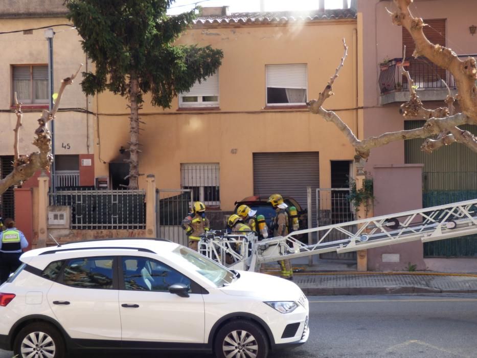 Un incendi en una casa al carrer Avinyonet de Figueres deixa un ferit amb un 20% del cos cremat