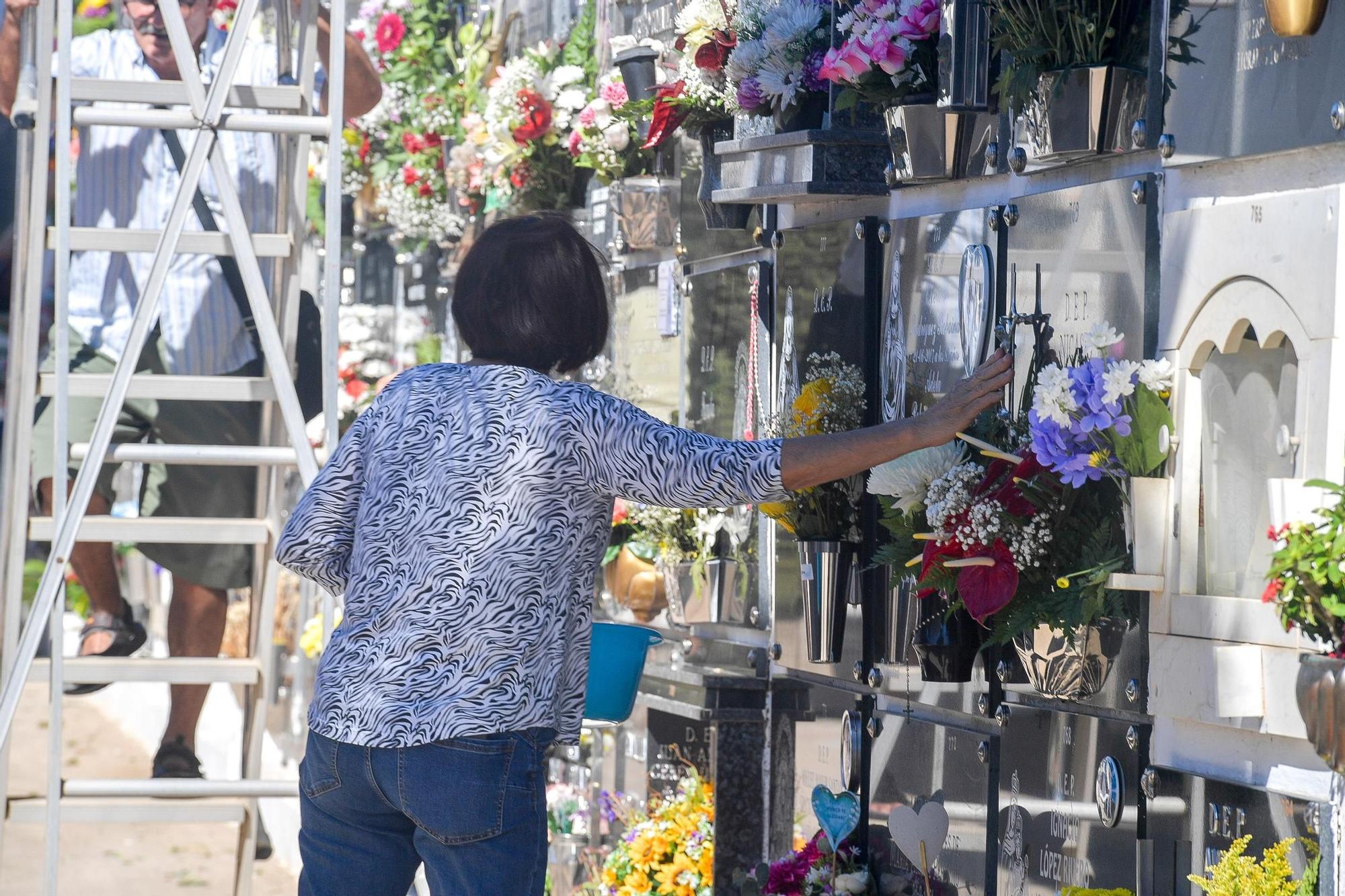 Día de Todos los Santos en cementerios de Gran Canaria