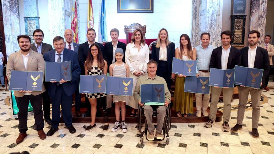 Todos los premiados, con la alcaldesa María José Catalá y la concejala Rocío Gil.  | A.J.