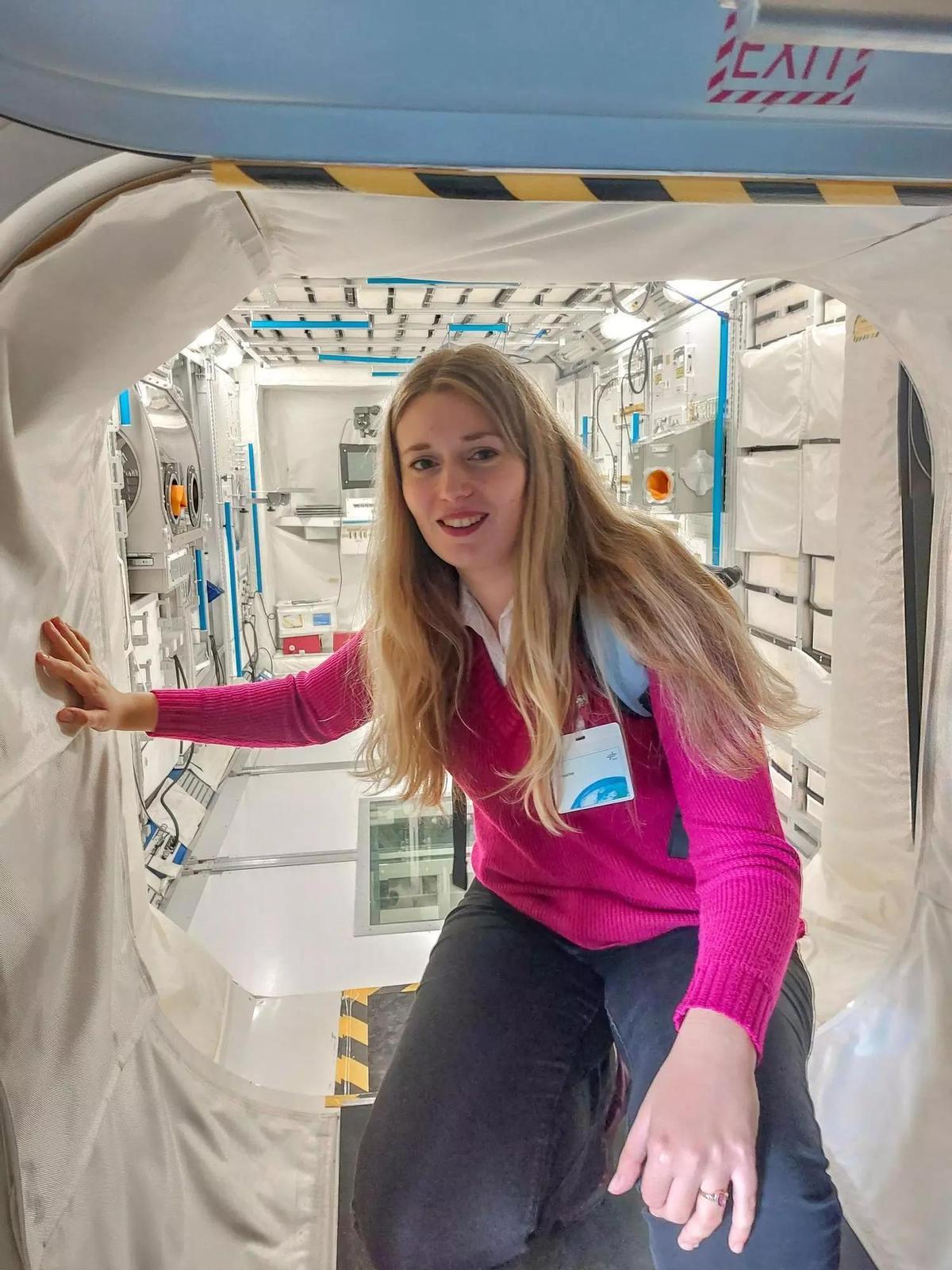 La exalumna de la UdG en el módulo Columbus, en el Centro de Entrenamiento de Astronautas de Colonia.