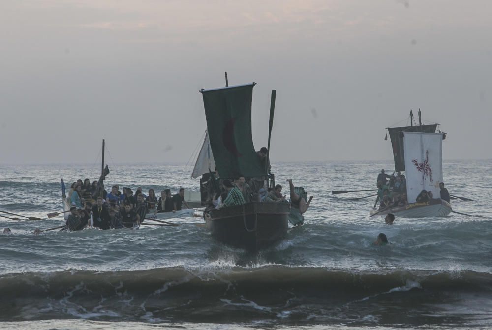 Un espectacular Desembarco al alba da inicio a los Moros y Cristianos en El Campello