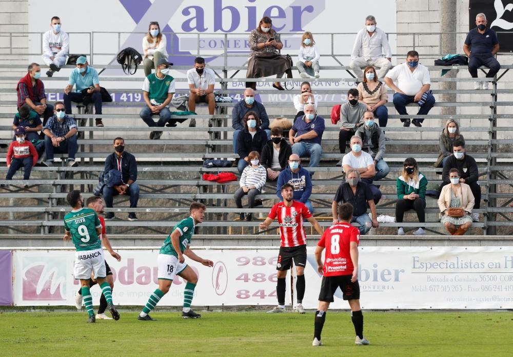 El equipo vigués cae por la mínima frente al Zamora. Los espectadores tuvieron que pasar estrictas medidas de seguridad para acceder al estadio.