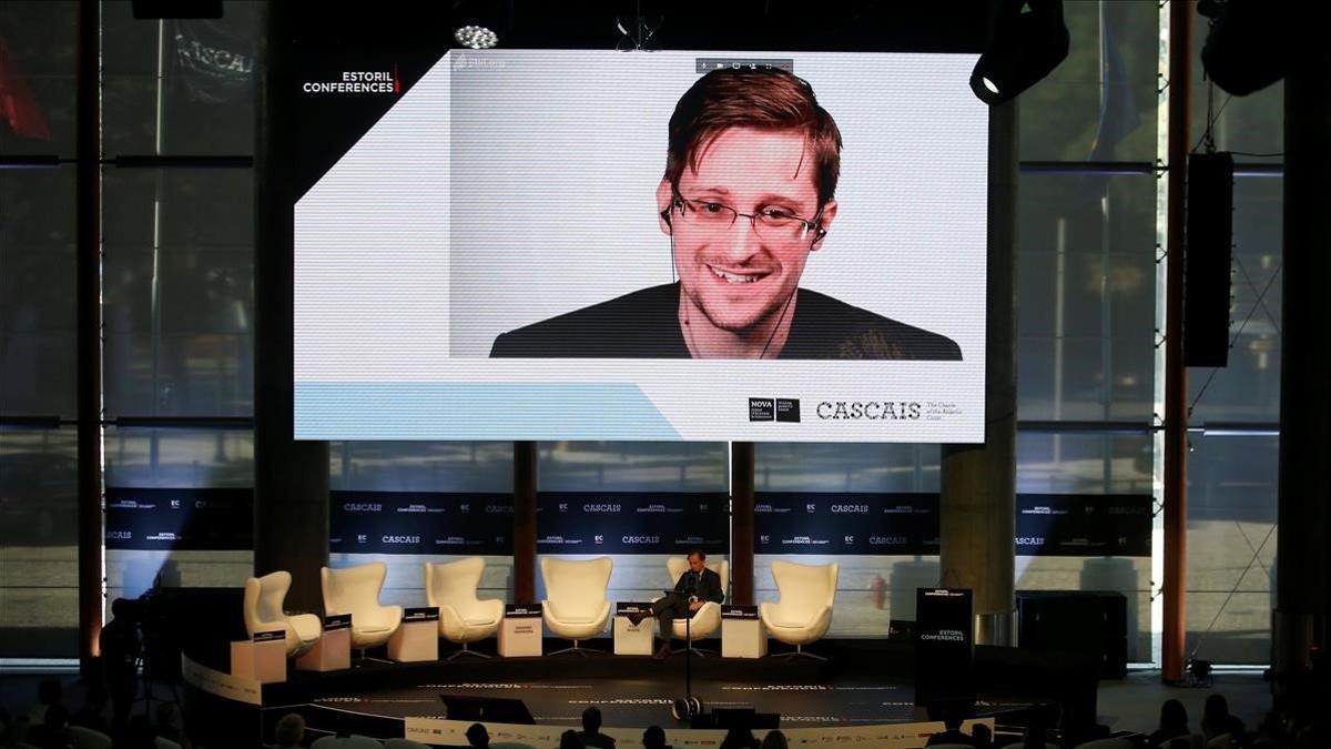 Edward Snowden participa en una conferencia en Estoril por videoconferencia, en mayo del 2017.