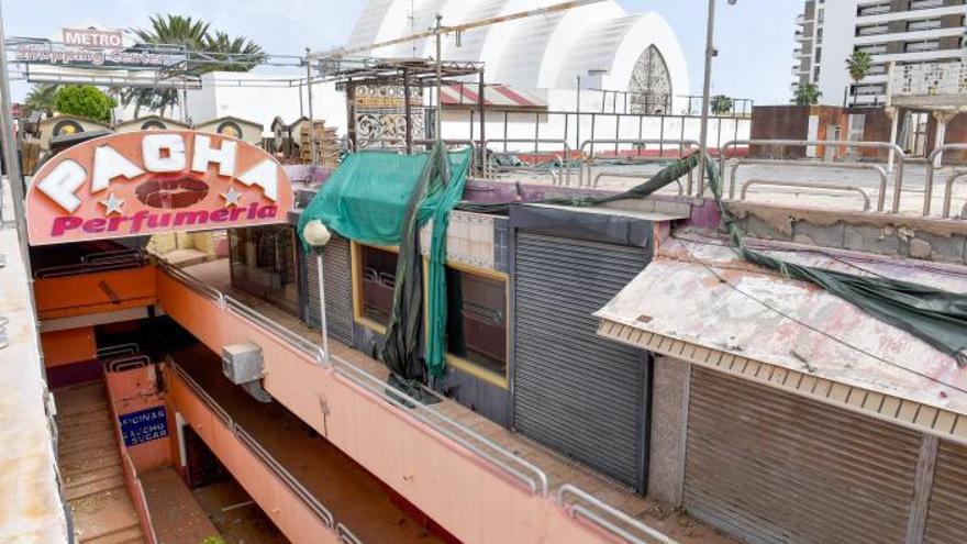 Vista del estado de ruina del centro comercial Metro de Playa del Inglés con el Templo Ecuménico detrás. | | JUAN CARLOS CASTRO