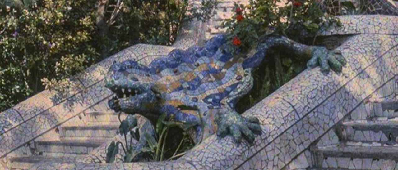 El dragón del Park Güell, en una foto en color en torno a 1926.