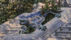 El dragón del Park Güell, en una foto en color en torno a 1926.