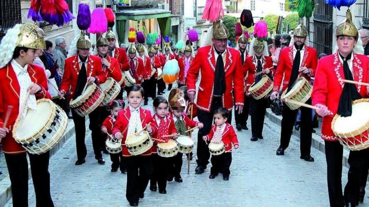 Judíos coliblancos de Baena tocando el característico tambor.