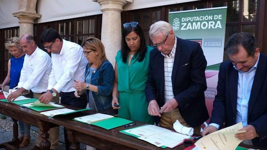 Martín Pozo (en el centro) y los representantes de los seis grupos de acción local firman los convenios.