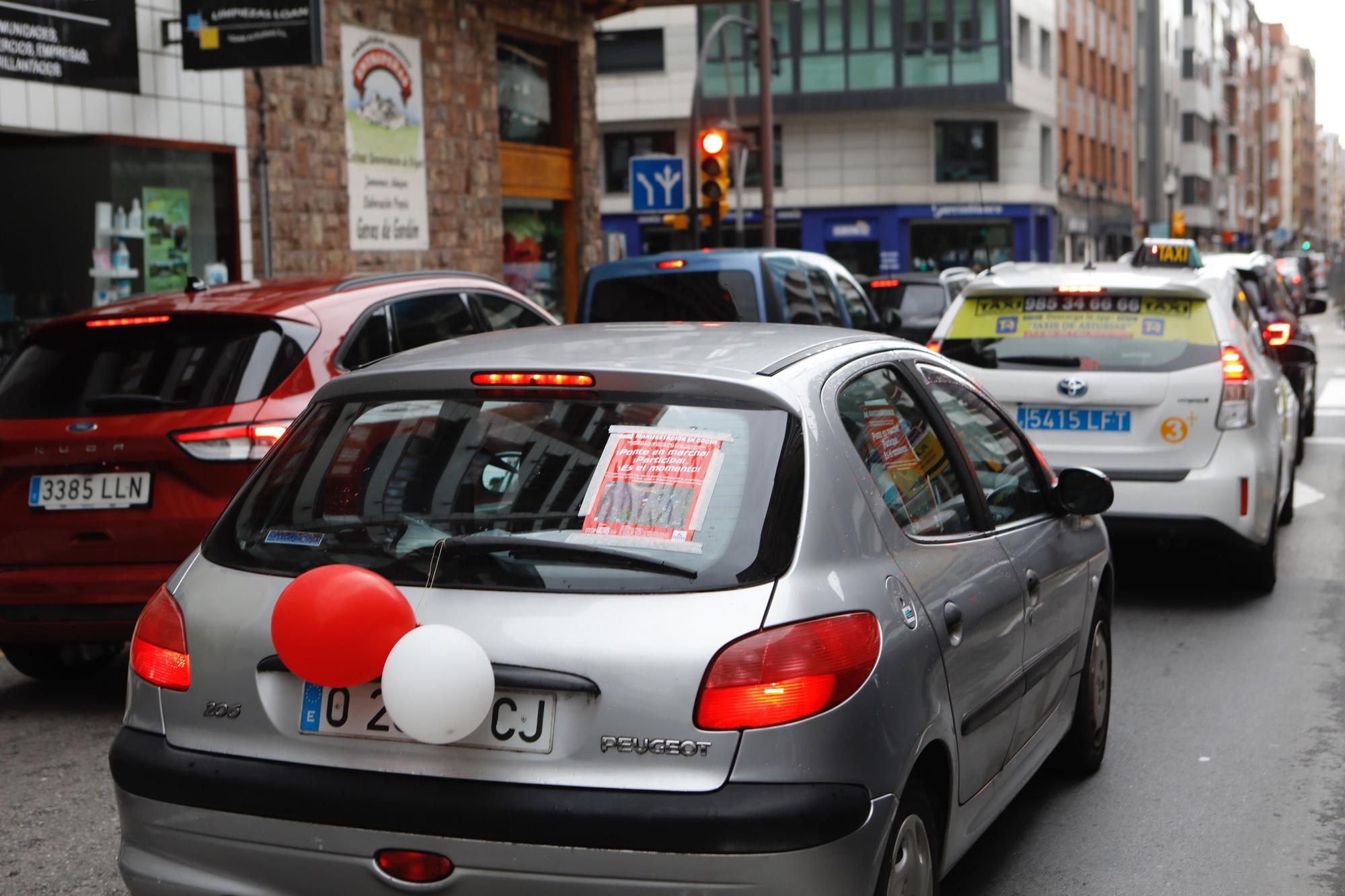 Concentración de vehículos en Gijón contra las restricciones a la movilidad