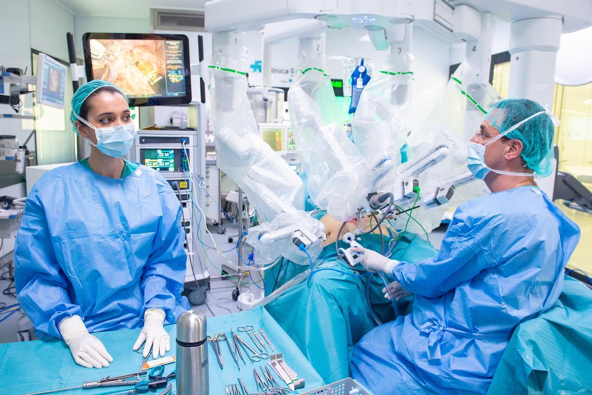 La cirugía robótica ofrece una capacidad de movimiento superior al brazo humano en una cavidad reducida de forma que se facilita la intervención y se mejora: la seguridad del paciente, así como las opciones de éxito del procedimiento.