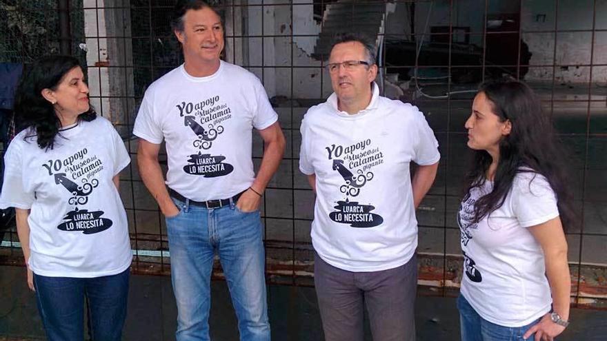 Delfina Pérez, Tino Ron, Juan Carlos Menéndez y María del Valle, del comité ciudadano valdesano, junto a las ruinas del Museo del Calamar Gigante.