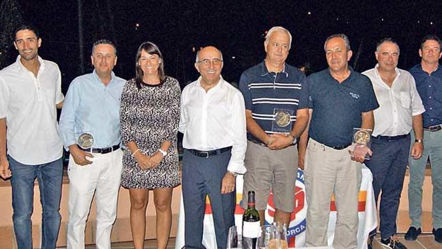 Foto de familia con los ganadores de la XXIX Regata Rei en Jaume.