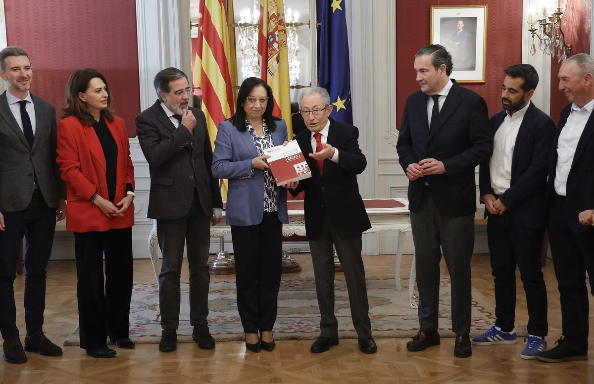 El Síndic de Greuges, Ángel Luna, entrega el informe de 2025 a la presidenta de las Cortes ante la presencia de la Mesa y de los portavoces de los grupos.