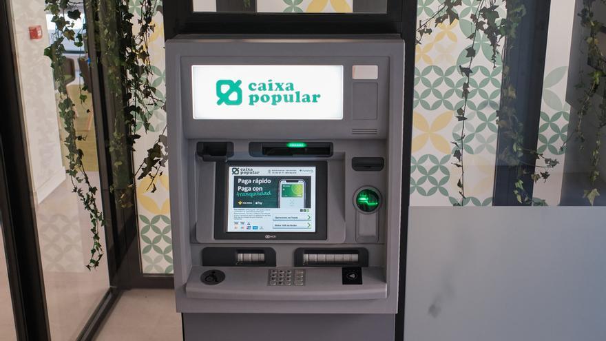 A diferencia de Caixa Popular, muchas entidades bancarias han restringido ciertas operaciones a su tramitación mediante el cajero automático.