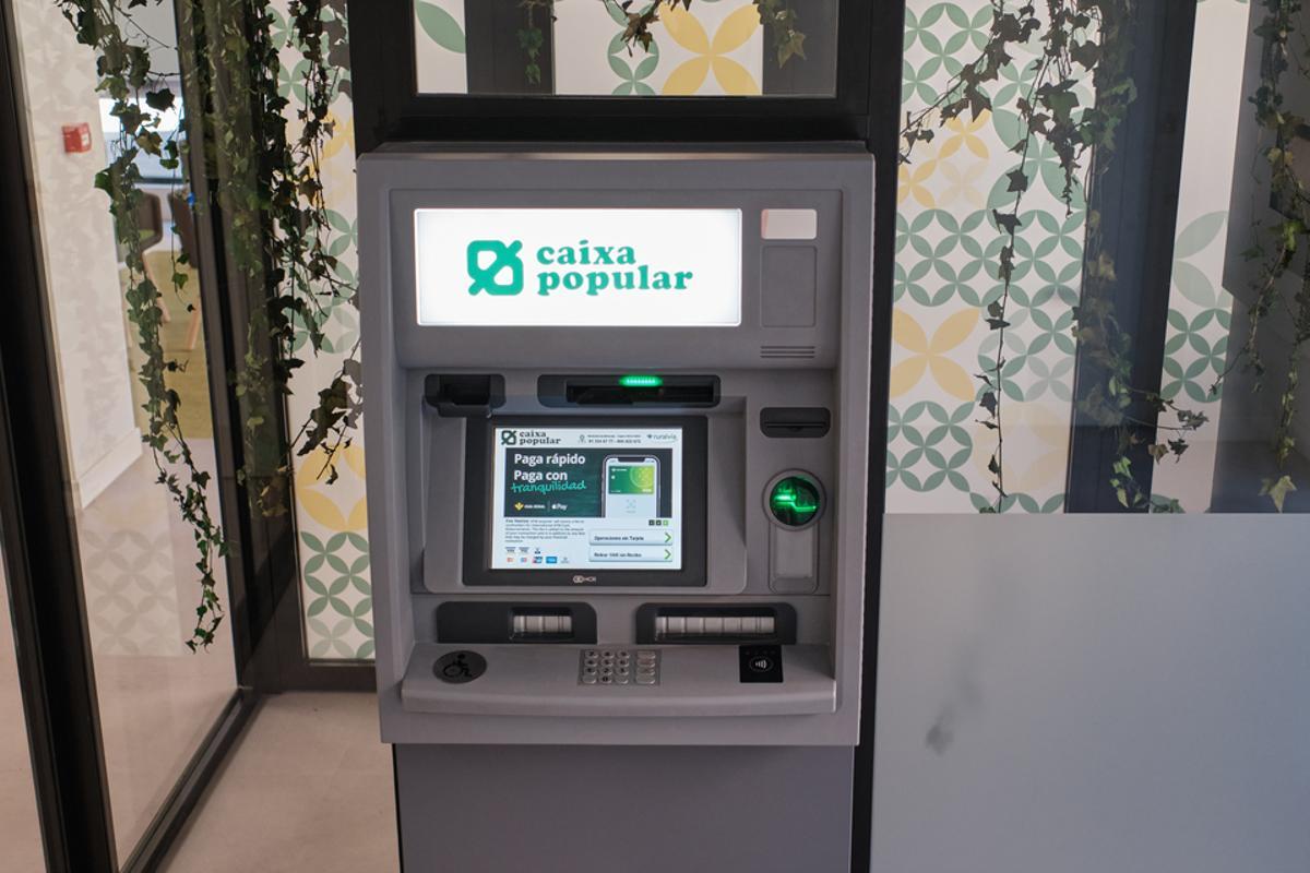 A diferencia de Caixa Popular, muchas entidades bancarias han restringido ciertas operaciones a su tramitación mediante el cajero automático.